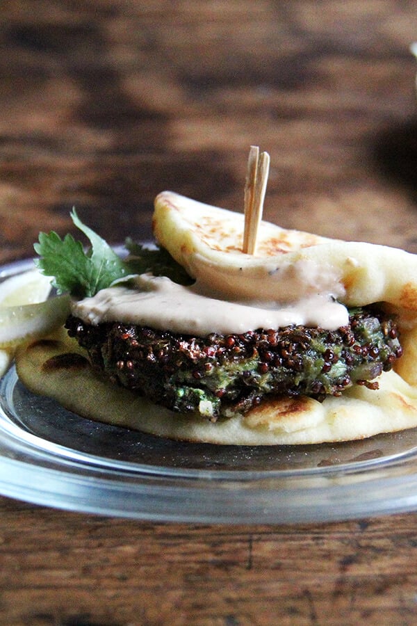 This crispy quinoa cakes can be adapted endlessly—use chard, kale, broccoli rabe, etc. in place of the mustard greens. I like serving them with naan and a yogurt-tahini sauce. The cooked patties are so nice to have on hand—I find myself snacking on them all day—and the 一盘酥脆的藜麦蛋糕。