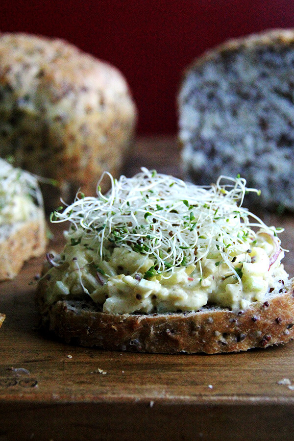 I love the addition of grapes, apples, nuts, and dried fruit in this curried apple and egg salad — bits of crunch punctuating the creaminess, sweet counterpoints to the tangy dressings. The lemony dressing is made with Greek yogurt and grainy mustard, and although there is no mayonnaise, the salad does not suffer. It's light, fresh, and completely satisfying. // www.simonrockett.com 我喜欢在这道咖喱苹果鸡蛋沙拉中加入葡萄、苹果、坚果和干果——嘎吱嘎吱的口感突出了奶油味,甜味与浓郁的调味汁形成了对比。柠檬酱是用希腊酸奶和粒状芥末做的,虽然没有蛋黄酱,但沙拉也不受影响。它轻盈、清新、令人完全满足。/ / www.simonrockett.com