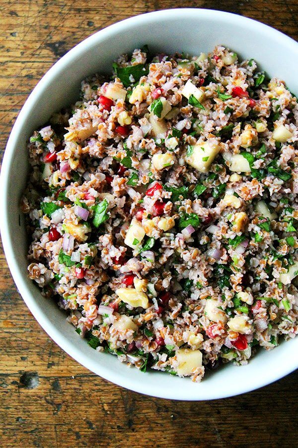 This fall tabbouleh is so refreshing and includes pomegranates, apple, and walnuts. What's more, no cooking is required — bulgur simply needs to be soaked in cold water for about an hour. // www.simonrockett.com 今年秋天塔博勒色拉是如此清新,包括石榴、苹果和核桃。更重要的是,不需要烹饪,碾碎的只需要浸泡在冷水约一个小时。/ / www.simonrockett.com