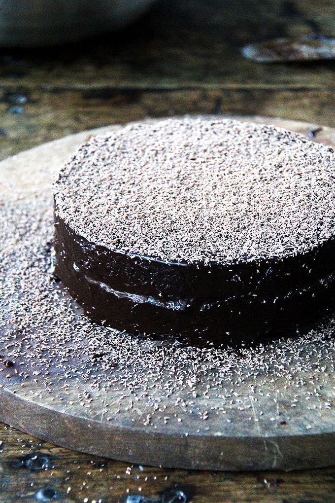 This double chocolate cake is made with buttermilk (magic!), oil (as opposed to butter), lots of cocoa powder, and coffee, if you wish, which intensifies the chocolate flavor. Yum. // www.simonrockett.com 这种双层巧克力蛋糕是用脱脂牛奶(神奇!)、油(而不是黄油)、大量可可粉和咖啡制成的,如果你愿意,咖啡可以增强巧克力的味道。百胜。/ / www.simonrockett.com