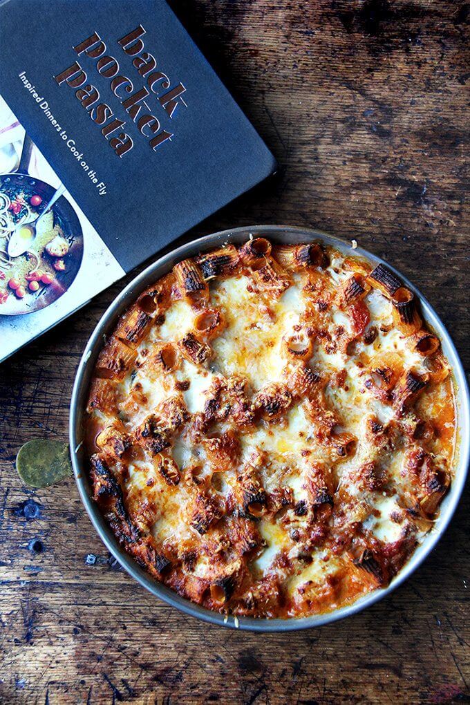 Baked ziti, this one in particular, is so great for feeding a crowd. It's one of those miracle dishes that materializes seemingly from nothing, a particularly good one to know this time of year, when fresh inspiration can be lacking. // www.simonrockett.com 刚刚烤通心粉一边一个食谱:口袋里意大利面