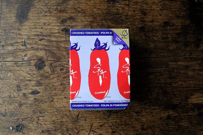 一盒有沉淀的西红柿。