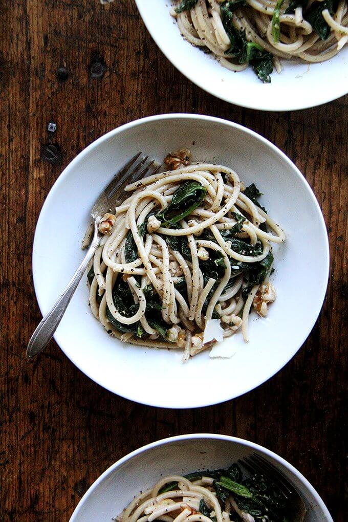 This pasta with spinach, walnuts, and lemon includes fresh greens tossed with a garlicky, white wine sauce made slightly creamy with crème fraîche. Yum. // www.simonrockett.com 这面条和菠菜、核桃、和柠檬包括新鲜蔬菜拌上蒜、白葡萄酒酱略奶油与鲜奶油。百胜。/ / www.simonrockett.com