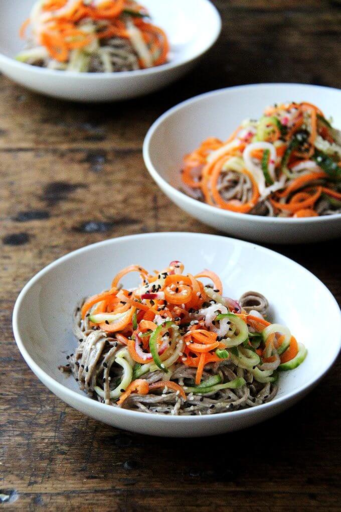 This recipe for almond-sesame soba noodles with quick-pickled vegetables is really fun and super easy. It's also a good one to rely on in the summer — it's so refreshing — and, if you subscribe to a CSA or tend a prolific garden, it makes great use of all of those carrots, cucumbers, and radishes you may find yourself up to your eyeballs in. // www.simonrockett.com 这个秘方almond-sesame荞麦面quick-pickled蔬菜很有趣和超级简单。也是一个好的依靠在夏天——它是如此清新,如果你订阅CSA或者一个多产的花园,它使伟大的使用所有的胡萝卜,黄瓜,萝卜你会发现自己的眼球。/ / www.simonrockett.com