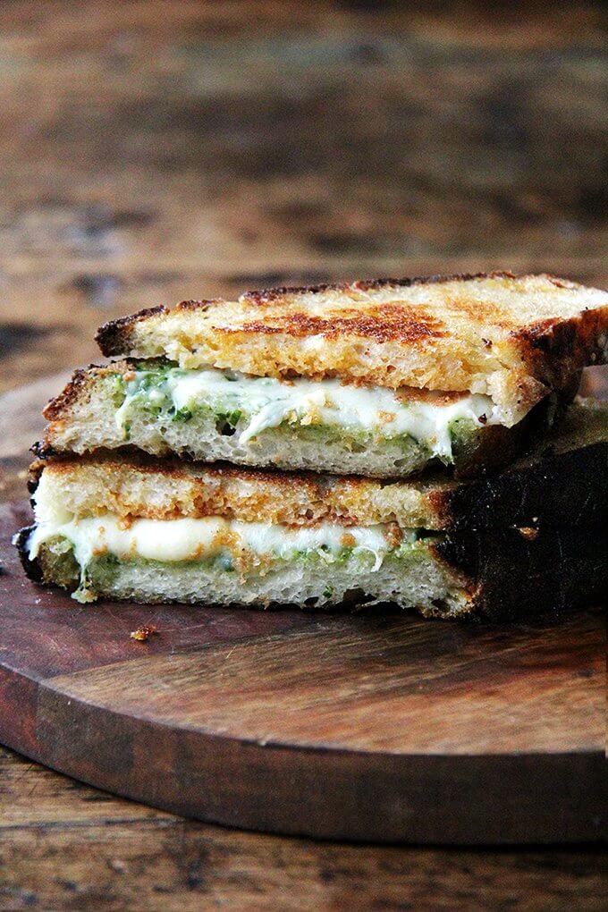This ‘nduja grilled cheese includes Wisconsin fontina, a great melting cheese, and basil pesto, to offer a fresh counterpoint to the richness of the pâte-like spread. In keeping with the Italian theme, I sandwiched the three ingredients between thick slices of ciabatta, whose porous crumb so nicely absorbed the flavors of the spicy ‘nduja and sweet, earthy fontina. Yum. // www.simonrockett.com 这款nduja烤奶酪包括一种很棒的融化奶酪Wisconsin fontina和罗勒香蒜酱,为丰富的pâte-like酱提供了一种新鲜的对比。为了与意大利主题保持一致,我把这三种食材夹在厚厚的恰巴塔面包片之间,它多孔的面包屑很好地吸收了辣的nduja和甜的、泥土味的fontina的味道。百胜。/ / www.simonrockett.com