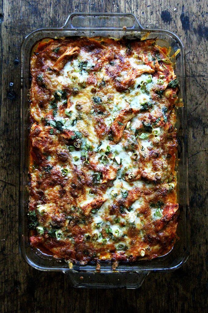 I love this recipe for no-fuss enchiladas, because it's extremely simple and incredibly flavorful. There's no frying of the tortillas, no dipping of the tortillas in sauce, no stuffing and rolling—there's nothing that might keep you from making enchiladas as often as you would like. // www.simonrockett.com 我喜欢这个简单的玉米卷饼食谱,因为它非常简单,而且非常美味。没有油炸玉米饼,没有蘸酱,没有馅料和卷饼——没有什么可以阻止你随心所欲地做玉米卷饼。/ / www.simonrockett.com