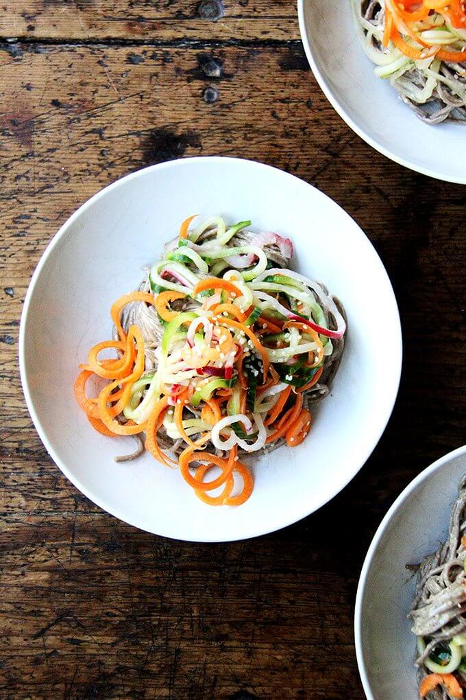 This recipe for almond-sesame soba noodles with quick-pickled vegetables is really fun and super easy. It's also a good one to rely on in the summer — it's so refreshing — and, if you subscribe to a CSA or tend a prolific garden, it makes great use of all of those carrots, cucumbers, and radishes you may find yourself up to your eyeballs in. // www.simonrockett.com 这个秘方almond-sesame荞麦面quick-pickled蔬菜很有趣和超级简单。也是一个好的依靠在夏天——它是如此清新,如果你订阅CSA或者一个多产的花园,它使伟大的使用所有的胡萝卜,黄瓜,萝卜你会发现自己的眼球。/ / www.simonrockett.com