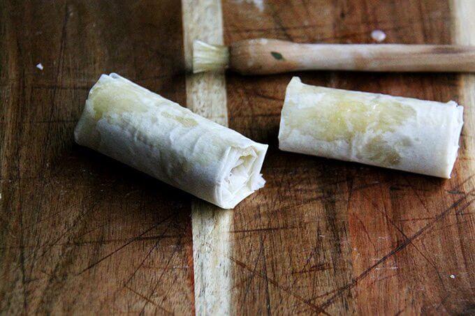 香肠和波萝伏洛干酪蛋糕卷,卷成小墨西哥玉米煎饼。