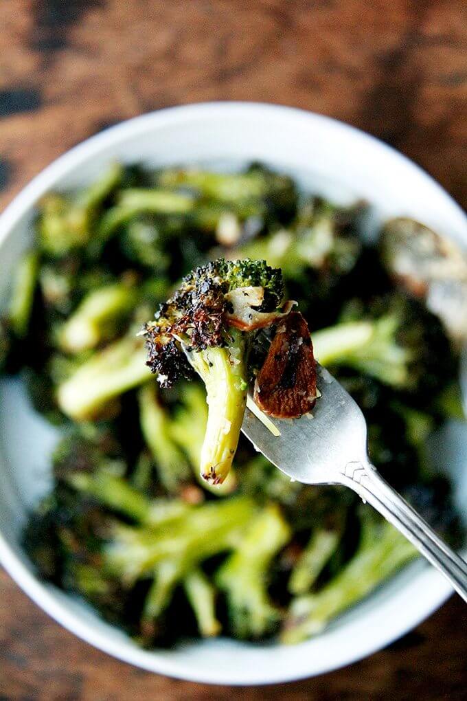This roasted broccoli recipe is excellent and easy. I've made it three times in my portable Waring oven on two mini sheet pans in the past week because it just tastes so darn good right now—it's just what I'm craving after many weeks of indulging. // www.simonrockett.com 一口烤大蒜花椰菜的叉子。