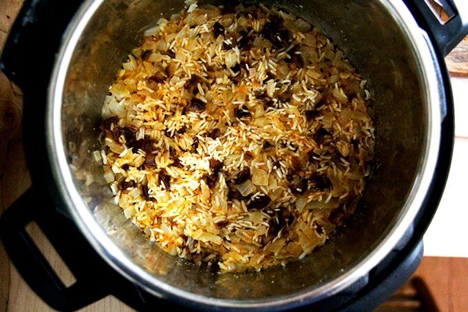 炒熟的开销拍摄日期和摩洛哥饭橙色。