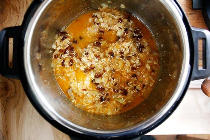 即时壶摩洛哥大米准备密封和煮熟。