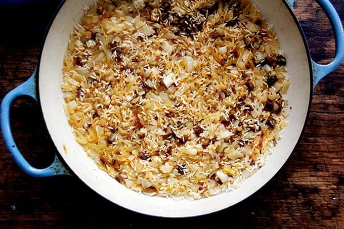 做摩洛哥大米在加热锅。