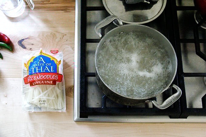 炉子上放着一锅开水,旁边放着一包米粉。