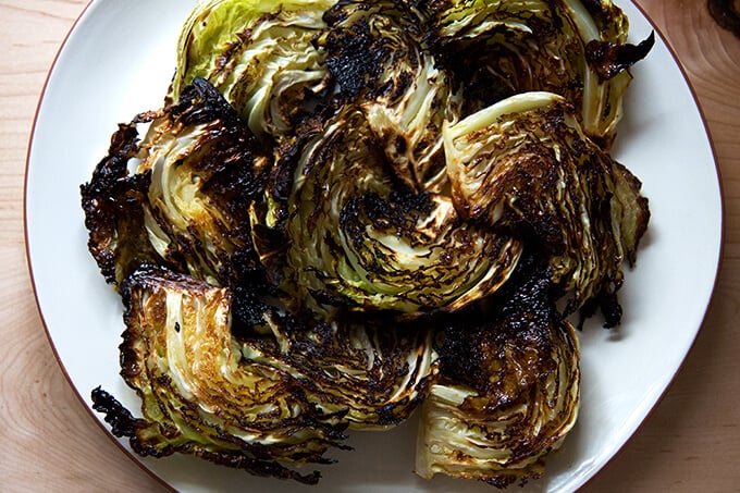 上面有烤卷心菜的浅盘。