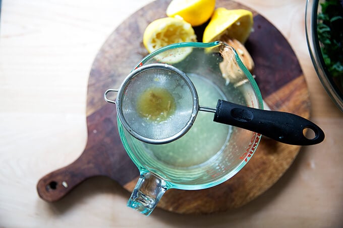 一个放置在液体测量器上的小污渍,边上有柠檬汁。