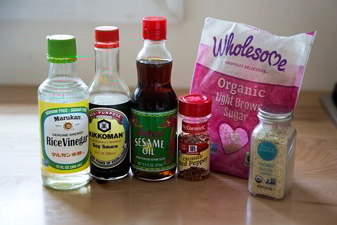 如何用辣椒、葱花和卷心菜做中国面条。