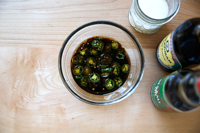 简单的酱料:酱油、香油、糖和辣椒