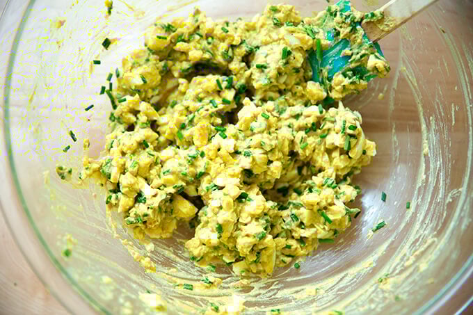 一碗牛油果鸡蛋沙拉。