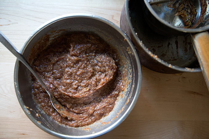 apple-date混合物通过食品机