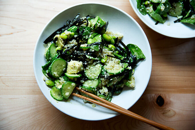 寿司沙拉糙米、毛豆、鳄梨、和紫菜。