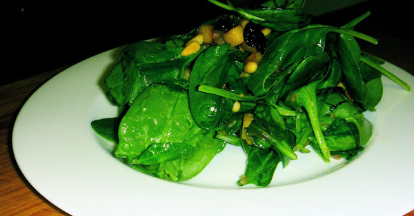 In this warm spinach salad, spinach is prepared in the classic Roman style with raisins, pine nuts and sautéed apples, but the recipe could be adjusted in any number of ways. For a nice winter side dish turn your favorite spinach salad into a warm wilted salad employing this method. It's delicious. // www.simonrockett.com 在这温暖的菠菜沙拉,菠菜是准备在经典的罗马风格葡萄干,松仁炒苹果,但配方可以在任意数量的调整方法。为一个冬天你最喜欢的菠菜沙拉配菜变成一个温暖的枯萎的沙拉采用这个方法。它是美味的。/ / www.simonrockett.com
