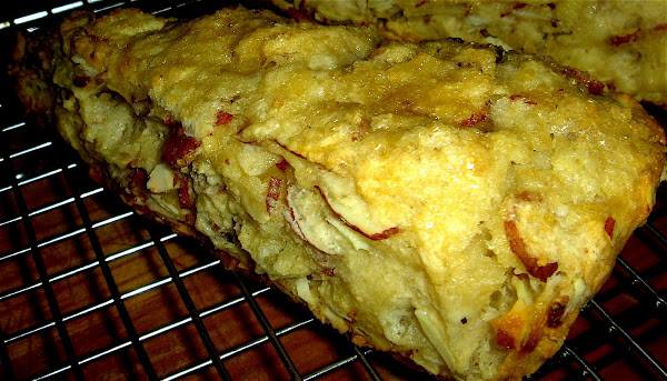 These scones are flaky, not-too-sweet, and almond-packed treats for breakfast. They make a nice change from a usual routine of oatmeal and toast and feel quite festive this time of year. Any other nut, fruit or flavoring can be substituted for the almonds and the dough freezes beautifully. Enjoy! // www.simonrockett.com 这些烤饼是片状,not-too-sweet almond-packed对待早餐。他们让一个不错的改变从一个平常的麦片和烤面包,感觉相当的节日每年的这个时候。其他坚果,水果或调味可以代替杏仁和面团漂亮结冰。享受吧!/ / www.simonrockett.com