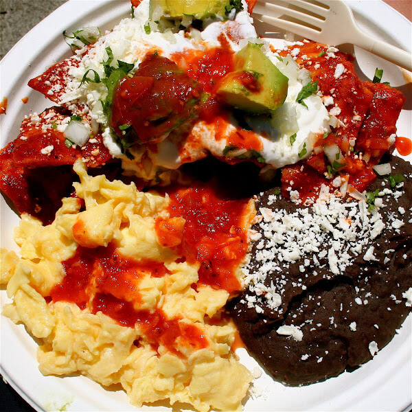 Two years ago, while visiting San Francisco for a wedding, Ben and I discovered the Primavera Mexican stand at the Saturday Ferry Building farmers' market. I have not stopped dreaming about the guajillo-chile chilaquiles since. // www.simonrockett.com 两年前,在访问旧金山参加一个婚礼,本和我发现了白桃花心木墨西哥站在周六轮渡建设农贸市场。我没有停止梦到guajillo-chile鸡。/ / www.simonrockett.com