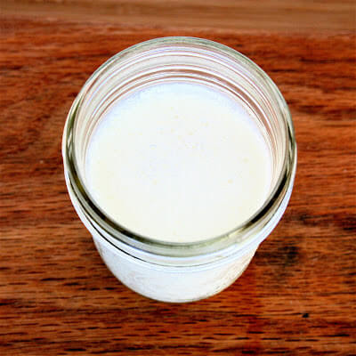 This buttermilk panna cotta takes five minutes to make. Ten minutes tops. And it's a great way to use up leftover buttermilk. // www.simonrockett.com 白脱牛奶奶酪需要5分钟。十分钟。和这是一个很好的方法使用剩下的脱脂乳。/ / www.simonrockett.com