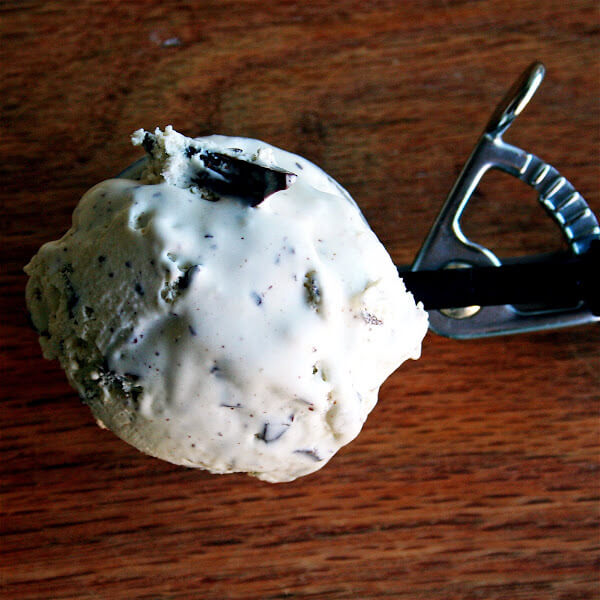 What do you get when you combine heavy cream, half and half, egg yolks, sugar, fresh mint and dark chocolate? Absolute, pure, utter and complete deliciousness. I don't know what else to say about this mint chocolate chip ice cream except that it is one of the best things I have ever tasted. Ever. Seriously. // www.simonrockett.com 你得到当你把奶油,一半一半,蛋黄,糖,新鲜的薄荷巧克力和黑巧克力吗?绝对的,纯粹的,完全和完整的美味。我不知道还能说什么这薄荷巧克力冰淇淋,除了它是我吃过的最好的事情之一。永远。认真对待。/ / www.simonrockett.com