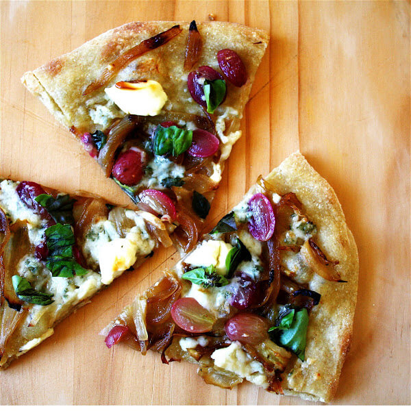 Really, for me, the idea of a perfect dinner is this: several thin-crust pizzas (each topped differently), a salad (a homemade Caesar salad sounds nice at the moment) and a glass of wine. Cooking these pizzas in a wood-burning oven is the only way this recipe could be improved. Desperately want to make one of these adobe ovens I saw being built at San Francisco's Slow Food Nation. // www.simonrockett.com 真的,对我来说,一个完美的晚餐的想法是这样的:几个薄皮披萨(每个超过不同),沙拉(一个自制的凯撒沙拉此刻听起来不错)和一杯酒。烹饪这些披萨燃柴烤箱是这道菜的唯一途径可以改善。迫切想要其中一个adobe烤箱我看到正在修建在旧金山的慢食的国家。/ / www.simonrockett.com