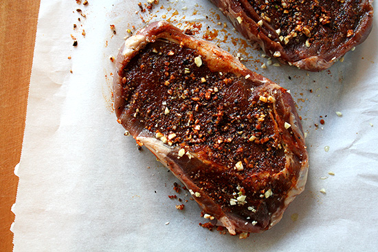 raw steaks 生的牛排