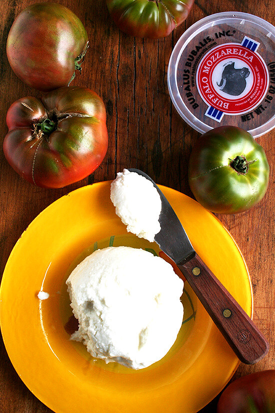 Bubalus Bubalis mozzarella, a local brand of mozzarella, is made from water buffalo. The buffalo actually graze in northern California, but the cheese, if I understand correctly, is produced in Gardena. I first tasted this mozzarella last summer at the Santa Monica farmers' market and became instantly smitten. It is creamy and delicious, rivaling the imported Italian mozzarella di bufala. // www.simonrockett.com Bubalus狷羚马苏里拉奶酪,干酪的本土品牌,是由水牛。实际上水牛吃草在加州北部,但奶酪,如果我理解正确的话,在嘉丁拿。去年夏天我第一次品尝这个马苏里拉奶酪在圣塔莫尼卡农贸市场,成为瞬间击杀。奶油和美味,足以媲美进口意大利bufala芝士。/ / www.simonrockett.com