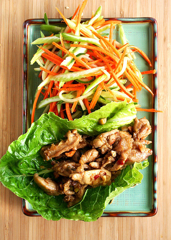 These Asian lettuce wraps are simple to prepare, stunning to serve, and exceptionally satisfying to eat. Both the slaw and the meat are incredibly flavorful and the combination of the crunchy cool slaw with the tender hot meat is so yummy. Make it. You'll be happy. I promise. // www.simonrockett.com 这些亚洲生菜包装简单的准备,惊人的服务,非常满意的吃。卷心菜沙拉和脆的肉非常美味和组合酷卷心菜沙拉与温柔的热肉很好吃。让它。你会幸福的。我保证。/ / www.simonrockett.com