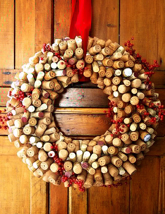 Need a gift for a wine enthusiast? Have you been saving corks for a fun holiday project? How about a cork wreath? This is a fun (and time-consuming) project to undertake while sipping a holiday punch and watching a favorite holiday movie. Be warned: you might want to keep it for yourself. // www.simonrockett.com 需要一个葡萄酒爱好者的礼物吗?你拯救软木塞了一个有趣的假期计划吗?软木花环怎么样?这是一个有趣的(和耗时的)项目承担而喝度假潘趣和看电影最喜欢的节日。警告:您可能想要保留它。/ / www.simonrockett.com