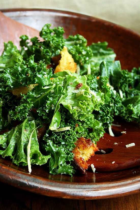 kale caesar salad with brioche croutons 羽衣甘蓝凯撒沙拉和蛋糕面包丁