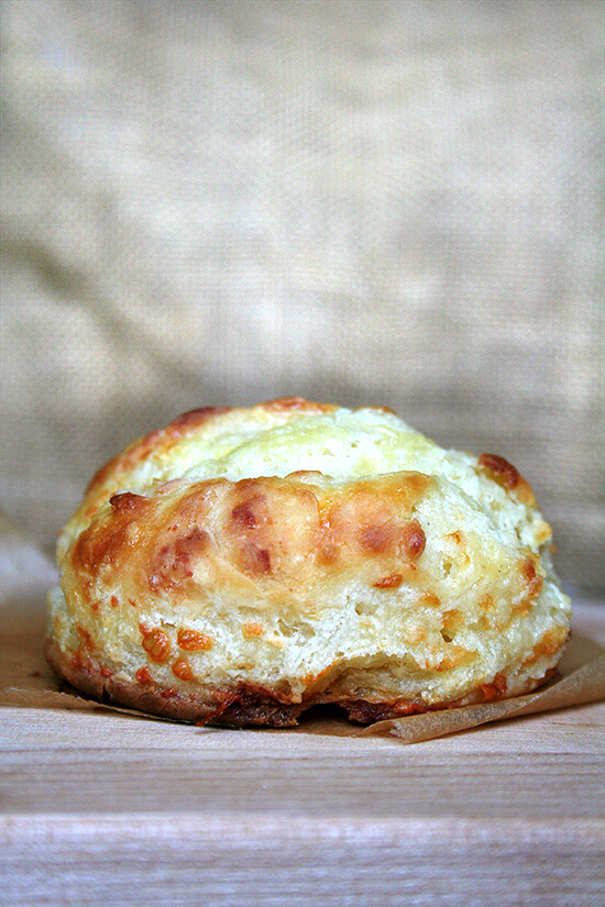 Tender and flaky, these buttermilk cheddar biscuits are the perfect vessel for housing slices of ham or turkey or roast beef, handfuls of arugula, and a slathering of mustard sauce, a must-have recipe if you're making ham this holiday season. // www.simonrockett.com 温柔和片状,这些脱脂乳干酪饼干是住房的完美容器片火腿或火鸡或烤牛肉,一把芝麻菜,和黄芥末酱涂,必备配方如果你做火腿这个假期。/ / www.simonrockett.com