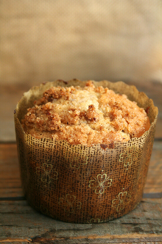These Cooks Illustrated coffeecake muffins, made with a cinnamon-pecan-brown sugar streusel mixed into a sour cream batter, capture the spirit of breakfast treat. // www.simonrockett.com 在装饰纸衬coffeecake松饼。