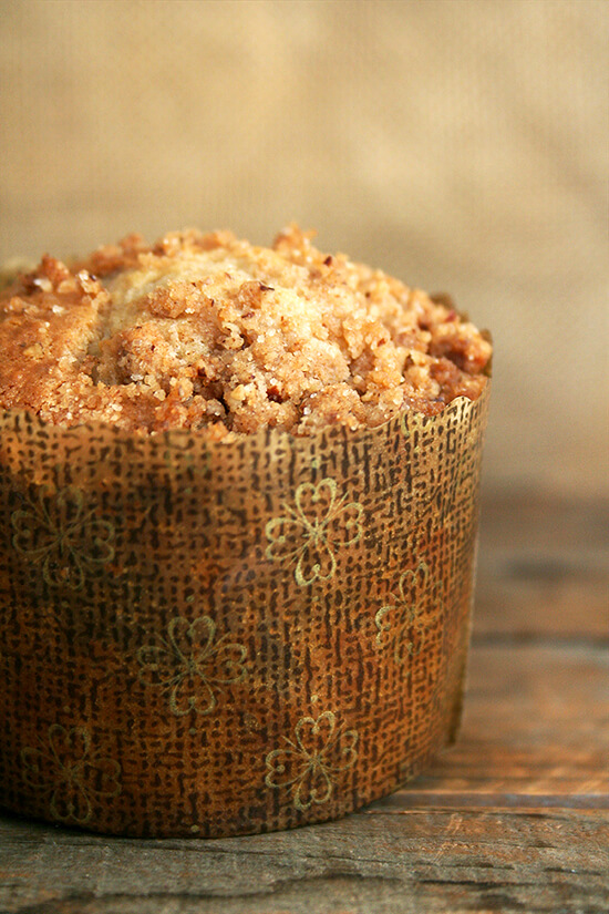These Cooks Illustrated coffeecake muffins, made with a cinnamon-pecan-brown sugar streusel mixed into a sour cream batter, capture the spirit of breakfast treat. // www.simonrockett.com 在装饰纸衬coffeecake松饼。
