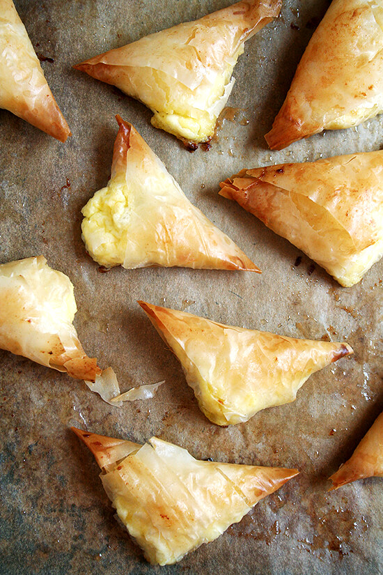 Tiropitas, cheese-and-egg filled fillo triangles, are always a party favorite. What's more, they're not complicated and can be made ahead and stashed in the freezer — perfect to have on hand for entertaining (including Easter Sunday!). // www.simonrockett.com 一个平底锅刚刚烤tiropitas。