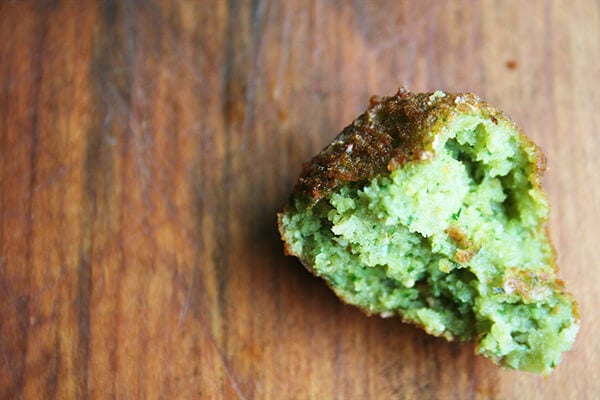 bite of falafel 一口沙拉三明治