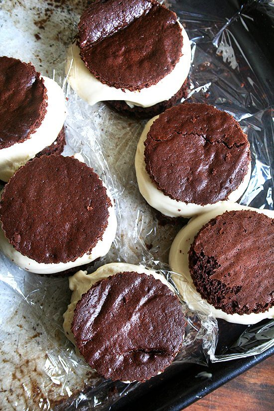 Inspired by the butterscotch budino served at Pizzeria Mozza, these budino ice cream sandwiches, like salted caramel ice cream, is absurdly delicious. // www.simonrockett.com 灵感来自于奶油糖果budino在披萨店Mozza,这些budino冰淇淋三明治,喜欢咸焦糖冰淇淋,是荒谬的美味。/ / www.simonrockett.com