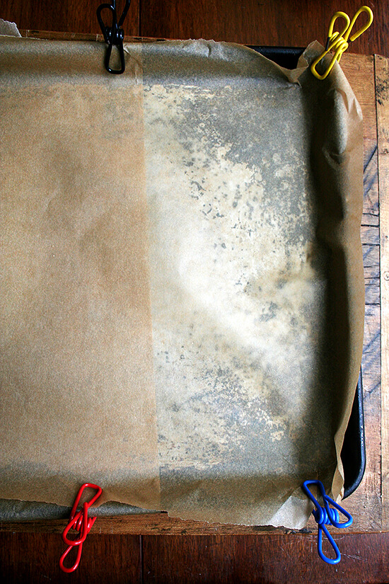 pan clipped with parchment 锅夹用羊皮纸