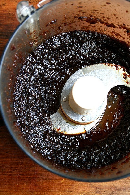 puréeing simmered raisins 在食品加工机蓉葡萄干。