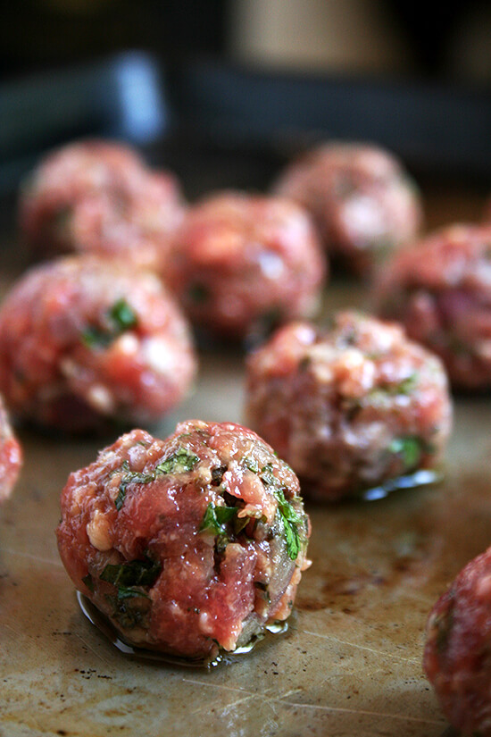 lambmeatballs, unbaked 形成的未成熟的肉丸子。