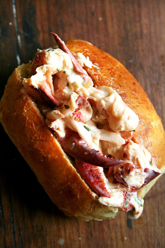 Homemade lobster rolls deserve homemade mayonnaise, which is surprisingly easy to make. These lobster rolls, made with nothing more than homemade mayo, fresh tarragon and a squeeze of lemon, are unbelievably delicious. // www.simonrockett.com 自制的龙虾卷配自制的蛋黄酱,这非常容易。只不过这些龙虾卷,用自制的蛋黄酱,新鲜的龙蒿和柠檬的挤压,难以置信的美味。/ / www.simonrockett.com