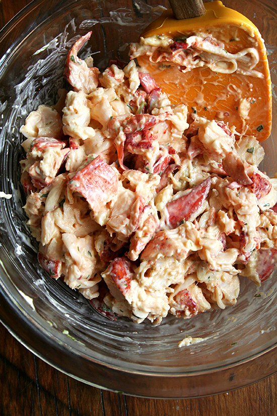 Homemade lobster rolls deserve homemade mayonnaise, which is surprisingly easy to make. These lobster rolls, made with nothing more than homemade mayo, fresh tarragon and a squeeze of lemon, are unbelievably delicious. // www.simonrockett.com 自制的龙虾卷配自制的蛋黄酱,这非常容易。只不过这些龙虾卷,用自制的蛋黄酱,新鲜的龙蒿和柠檬的挤压,难以置信的美味。/ / www.simonrockett.com