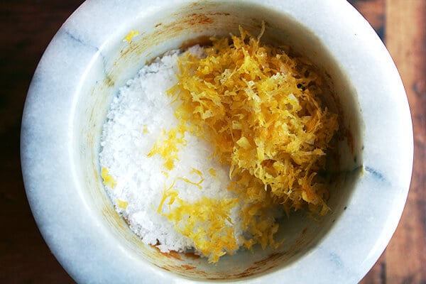 mortar & pestle with sea salt and lemon zest 研钵和研杵海盐和柠檬皮