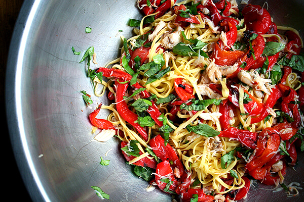 linguini, basil, crab and roasted red peppers all tossed together 扁面条,罗勒,蟹和烤红辣椒一起扔