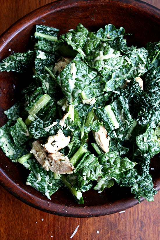 kale caesar salad with grilled chicken 羽衣甘蓝和烤鸡肉凯撒沙拉