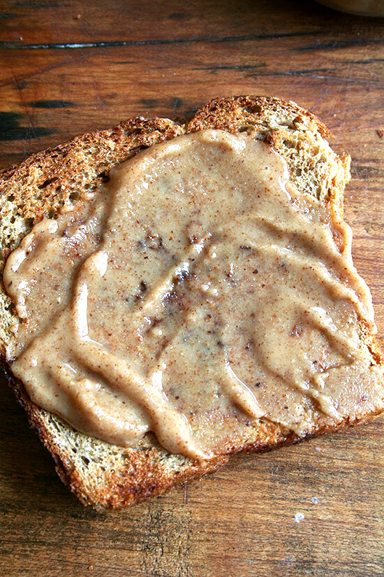 no-knead oatmeal bread with maple almond butter 免揉燕麦片和枫杏仁黄油面包
